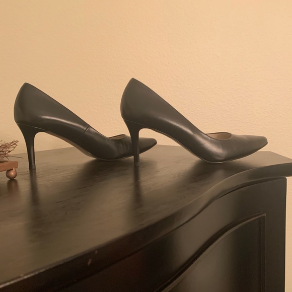 Black Pumps - Picture 4 of 5